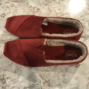 TOMS Women’s Rust Red Corduroy Slip-On Slippers with Faux Fur Trim